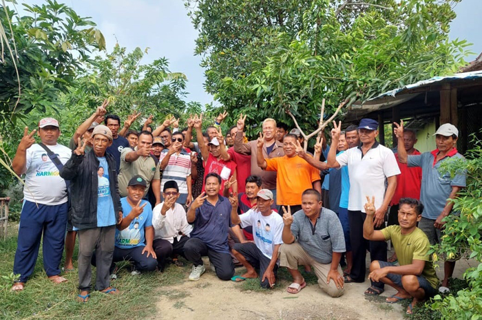 MEMBAUR: Cabup nomor urut 02 Harno berfoto bersama warga Kabongan Lor, Rembang baru-baru ini.