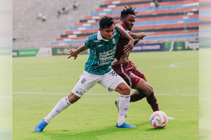 KERJA KERAS: Striker Persipa Pati Longji Song saat berebut bola dengan bek Nusantara United.