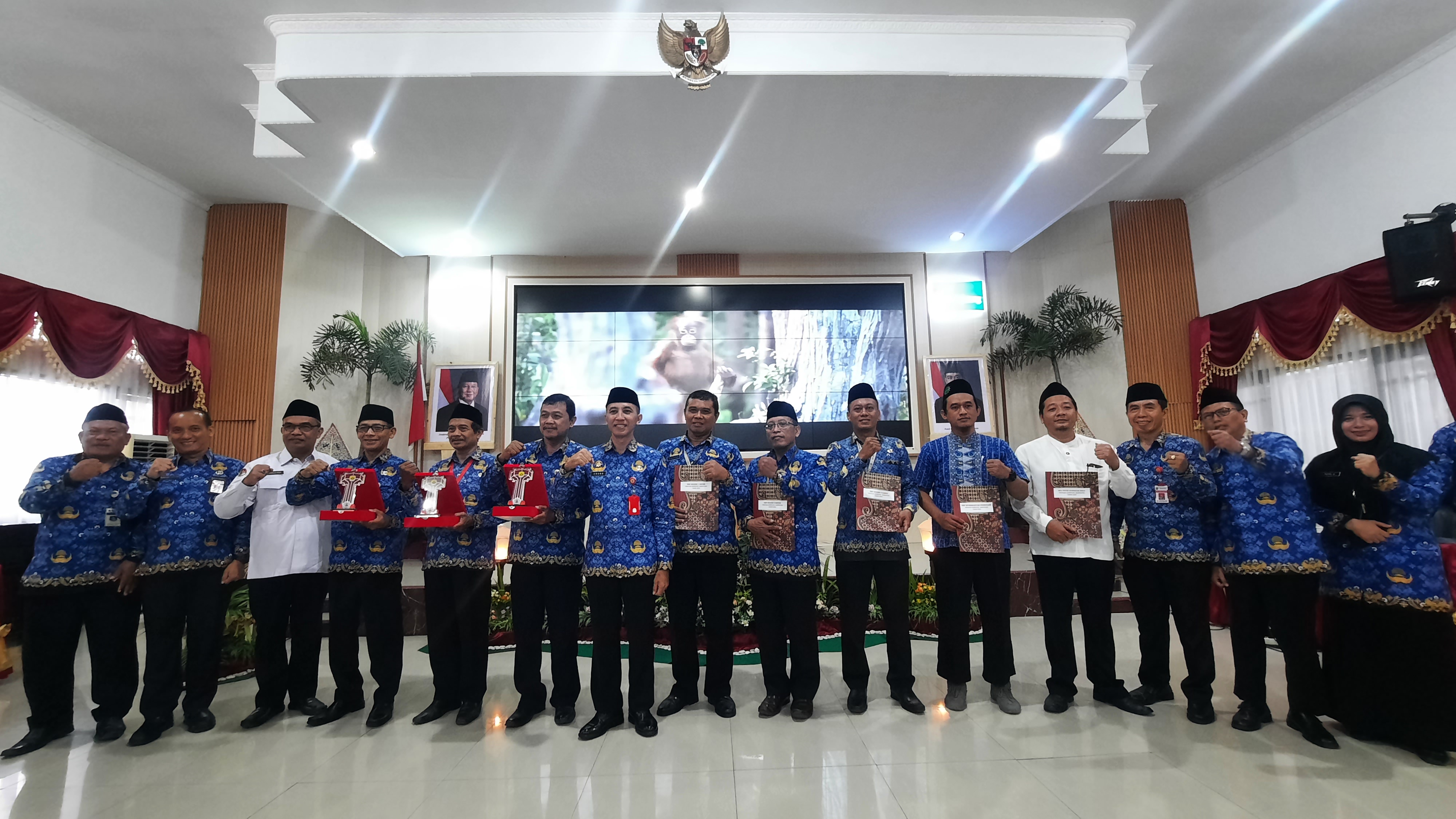 SELAMAT: Sejumlah sekolah saat menerima penghargaan Adiwiyata Kabupaten Grobogan di Ruang Riptaloka.