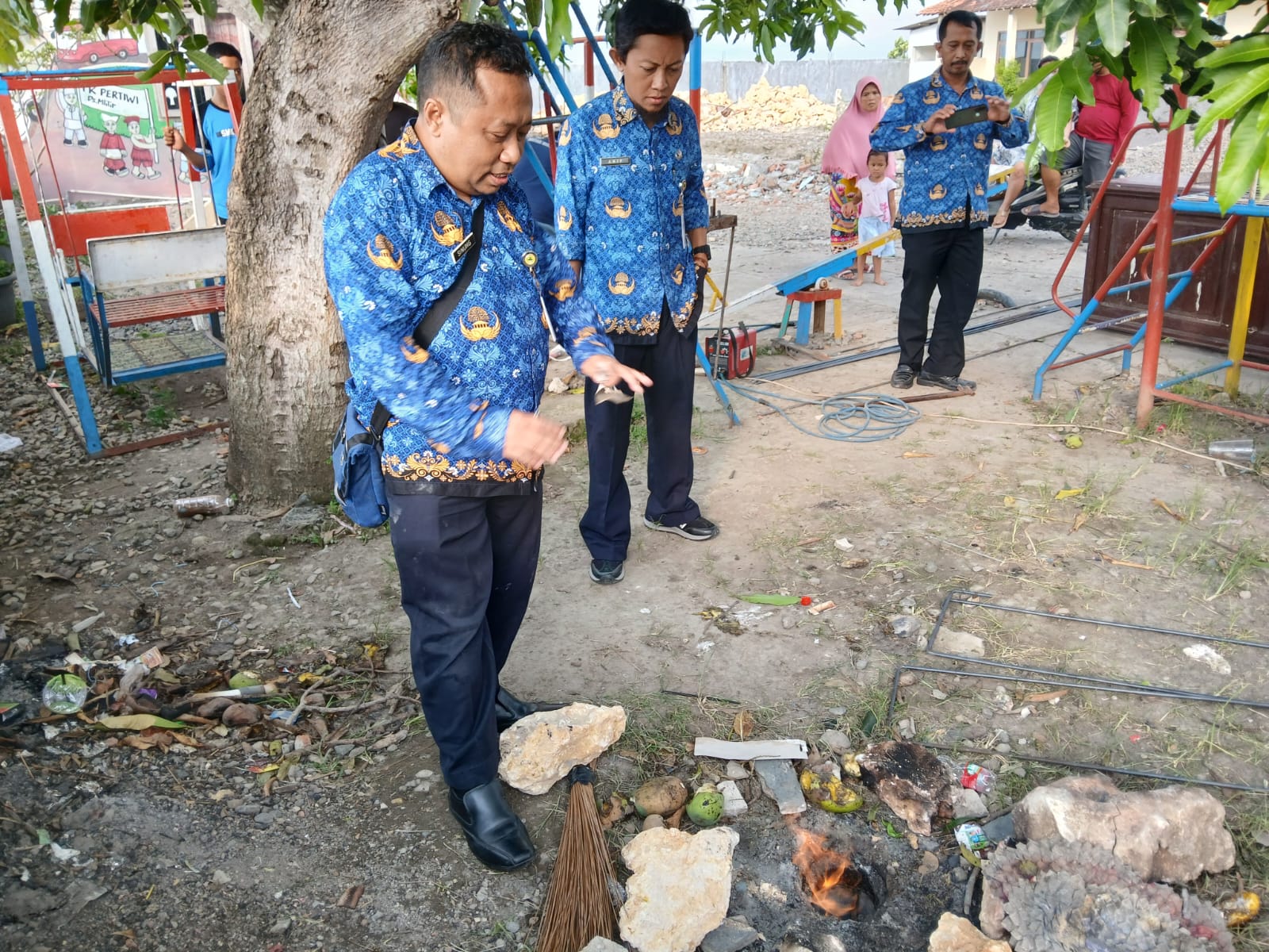 DICEK: Cabang Dinas ESDM Wilayah Kendeng Selatan saat mendatangi kemunculan gas rawa di Balai Desa Mlilir Kecamatan Gubug.