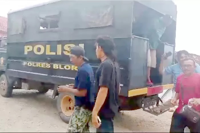 PLONG: 23 warga Desa Jurangjero, Kecamatan Jurangjero, Blora, yang sempat di tahan karena kasus pengeruskan di PT KRI dibebaskan dari Polres Rembang dan kembali ke rumah masing-masing Jumat (16/11).