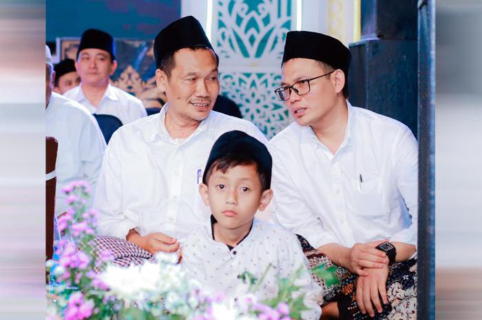 DAPAT RESTU: Cawabup Rembang nomor urut 01 Zaimul Umam (Gus Umam) bersama KH Ahmad Bahauddin Nursalim (Gus Baha)&nbsp;di Ponpes&nbsp;LP3IA di Narukan, Rembang, Minggu (17/11)