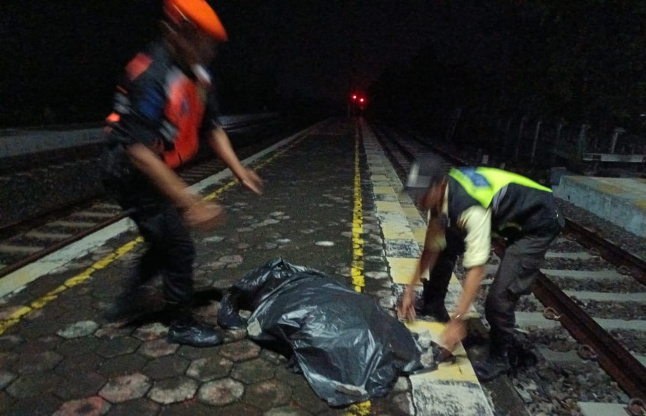 EVAKUASI: Petugas Stasiun Panunggalan-Jambon Kecamatan Pulokulon saat melakukan evakuasi korban tertemper KA Barang relasi Stasiun Kalimas Surabaya--Tanjung Priok Jakarta.