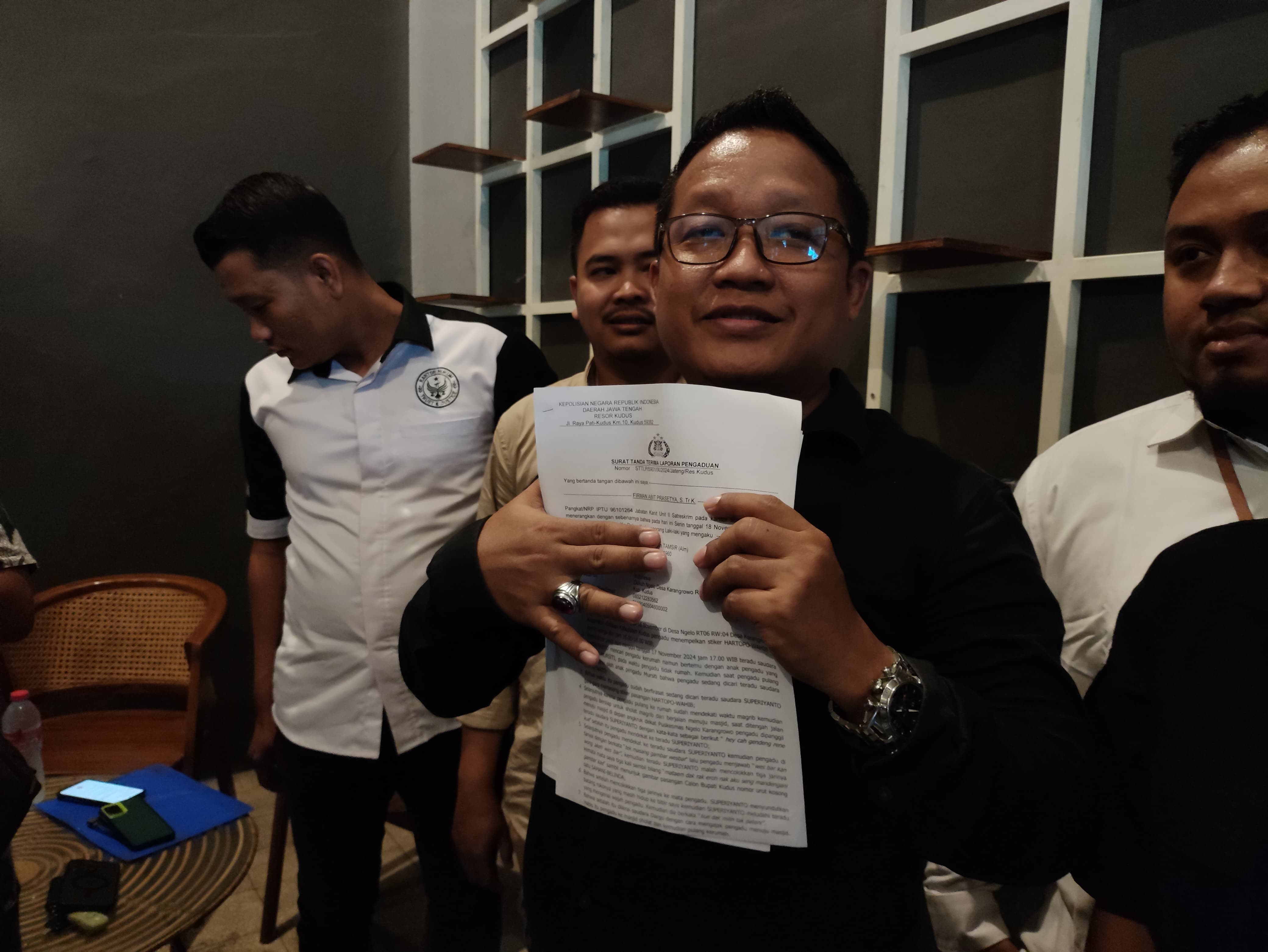 DIPOLISIKAN: Ketua tim hukum Paslon 02, Yusuf Istanto memberikan keterangan dugaan penganiayaan oknum DPRD kepada relawan 02.