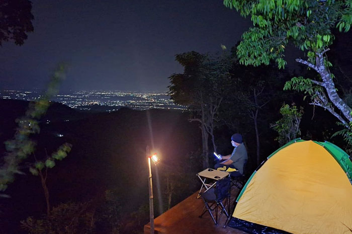 INOVASI: Para pengunjung menikmati suasana malam dengan camping di Wana Wisata Sandieng Selora di Desa Rakitan, Sluke.