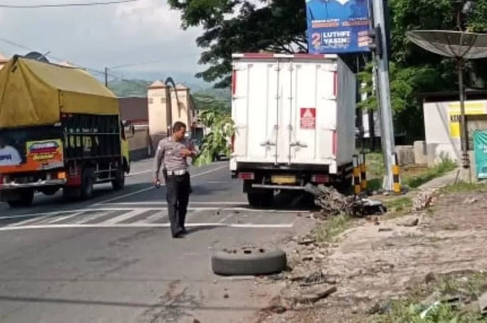 Polisi menunjukkan truk boks dan sepeda motor yang ringsek dalam kecelakaan di simpang empat Sawangan, Leksono, Selasa (19/11).