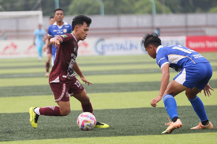 IMBANG LAGI: Sayap kanan Persipa Sadly (merah) mempertahankan bola dari pemain Adhyaksa FC pada laga kandang di Stadion Joyokusumo Pati, Rabu (20/11).