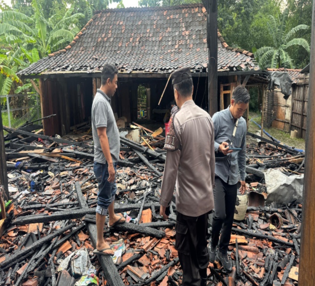TERBAKAR: Kebakaran melanda rumah milik Rohadi, warga Dusun Ketangan, RT 1/RW 7, Desa Katong, Kecamatan Toroh pada Rabu (20/11) sekitar pukul 15.20 WIB.