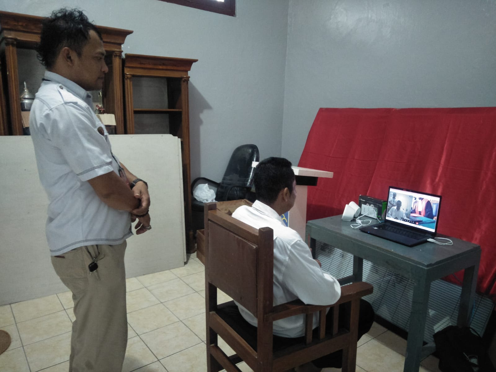 PERDANA &ndash; DP terdakwa kasus dugaan korupsi pembangunan SD N 2 Sumurgede Godong menjalani sidang perdana secara daring, kemarin.