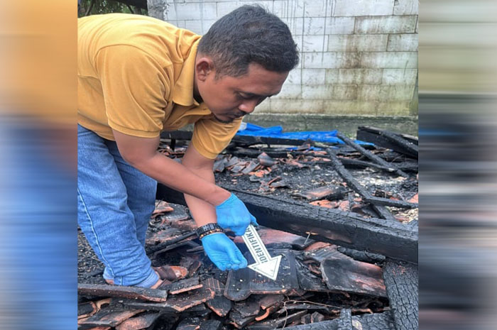 OLAH TKP: Petugas Inafis Polres Grobogan lakukan olah TKP di lokasi kejadian kebakaran rumah milik Rohadi, Warga Desa Katon, Kecamatan Toroh, Rabu (20/11).