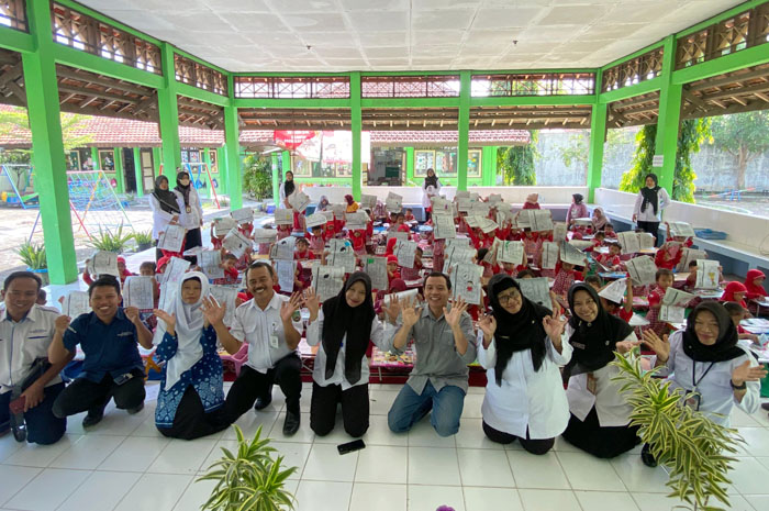MERIAH: Panitia Festival Mewarnai dari Jawa Pos Radar Kudus foto bersama dengan perwakilan Dinas Pendidikan, IGTKI, dan Himpaudi saat meninjau pelaksanaan tingkat kecamatan di TK Pembina Blora kemarin