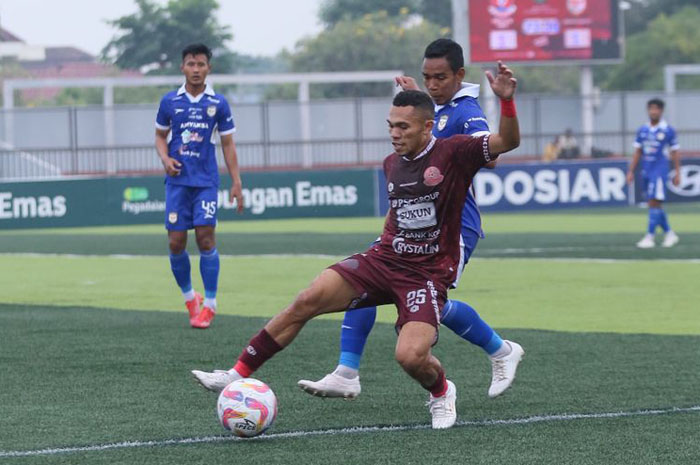 IMBANG LAGI: Sayap kanan Persipa Sadly (merah) mempertahankan bola dari pemain Adhyaksa FC pada laga kandang di Stadion Joyokusumo Pati kemarin.