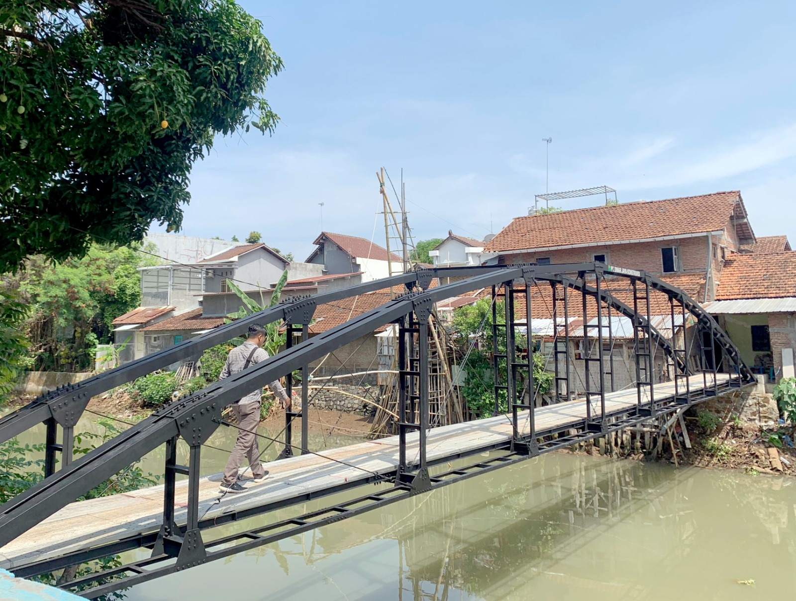 KOKOH: Tampak jembatan yang dibangun sendiri oleh Sunardi, warga Kelurahan Demaan, Kecamatan/Kabupaten Jepara.  &nbsp;