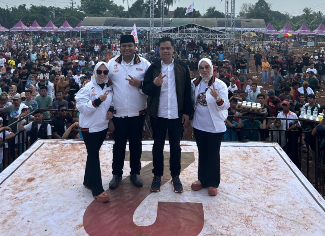 RAMAI: Ribuan masyarakat dan UMKM memadati Lapangan Ngabul, Tahunan, Jepara, Jumat (22/11), tempat kampanye akbar pasangan calon Bupati dan Wakil Bupati Jepara nomor urut dua, Mas Wiwit-Gus Hajar.