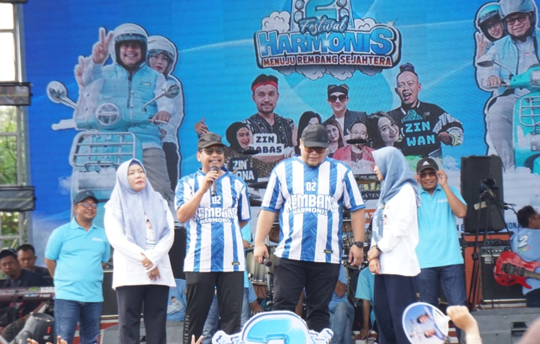 KAMPANYE: Pasangan calon Bupati dan Wakil Bupati Rembang, Harno-Hanies yang dikenal dengan julukan Harmonis menggelar kampanye akbar di Alun-Alun Kota Rembang, Sabtu (23/11).