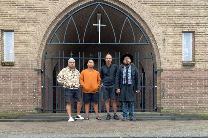 BERDIRI: Grub SaraSuni foto bareng di salah satu tempat di Belanda empat di Belanda belum lama ini.