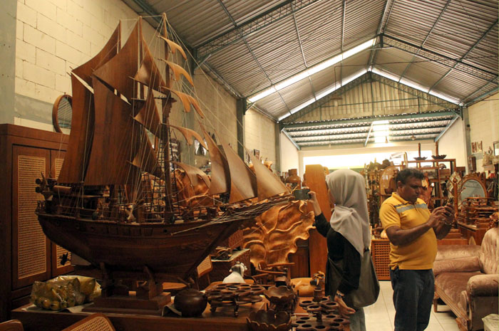 KREATIF: Pengunjung tengah melihat-lihat furniture di salah satu showroom di Desa Wisata Industri Kreatif (DEWINDIF) Mulyoharjo Jepara kemarin.