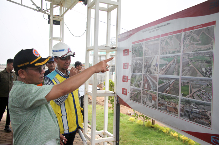 Pj Bupati Kudus M. Hasan Chabibie meninjau lokasi pembangunan kemarin.