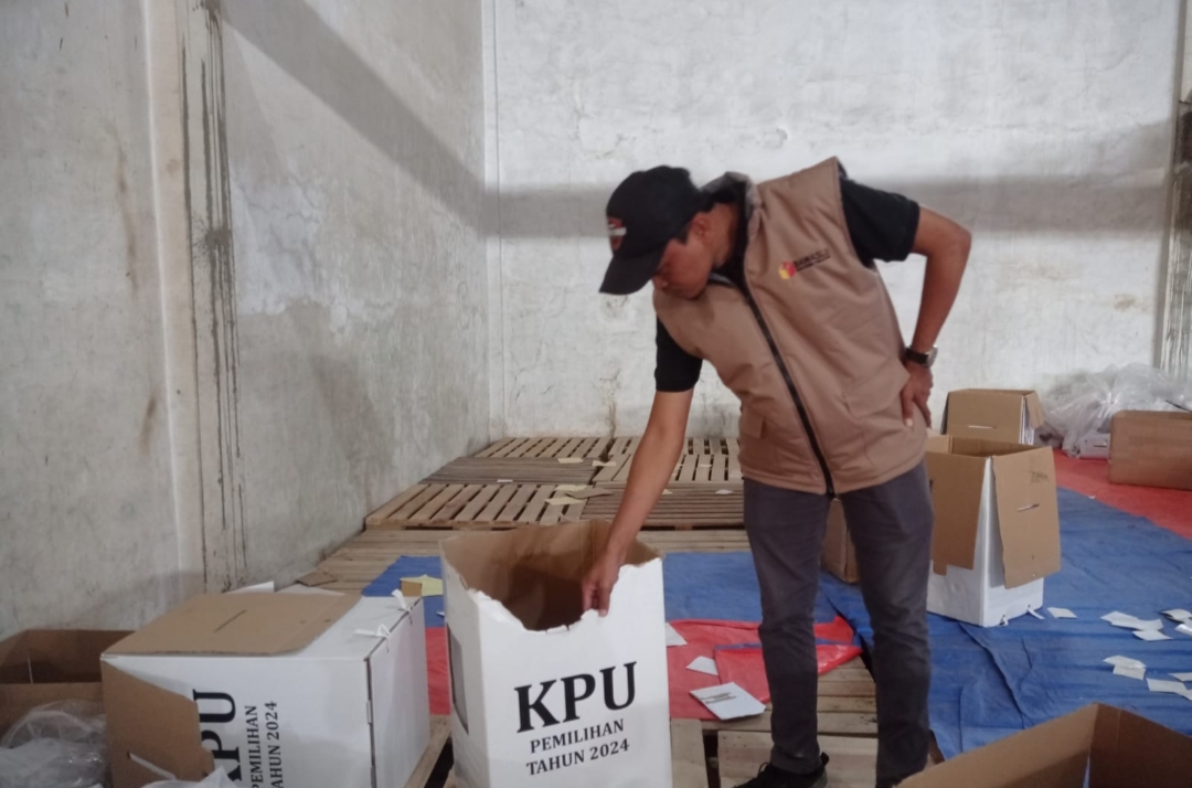 RUSAK: Sejumlah logistik Pilkada di Blora rusak gegara terkena hujan baru-baru ini.
