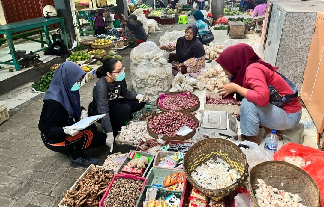 LAYANI PEMBELI: Sejumlah pedagang pasar Sido Makmur melayani para pembeli.