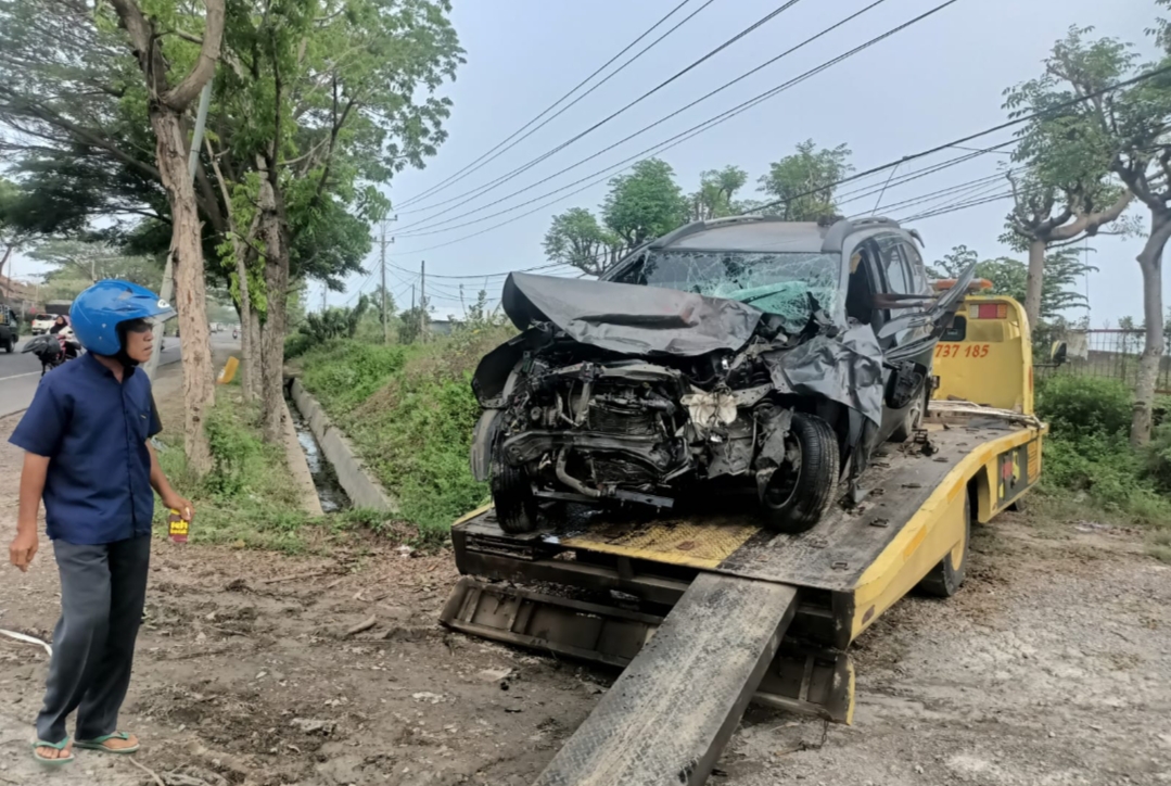 RINGSEK: Mobil Toyota Calya yang ditumpangi korban rusak parah usai mengalami kecelakaan di Jalan Pantura Rembang turut Desa Punjulharjo pada Senin (25/11).