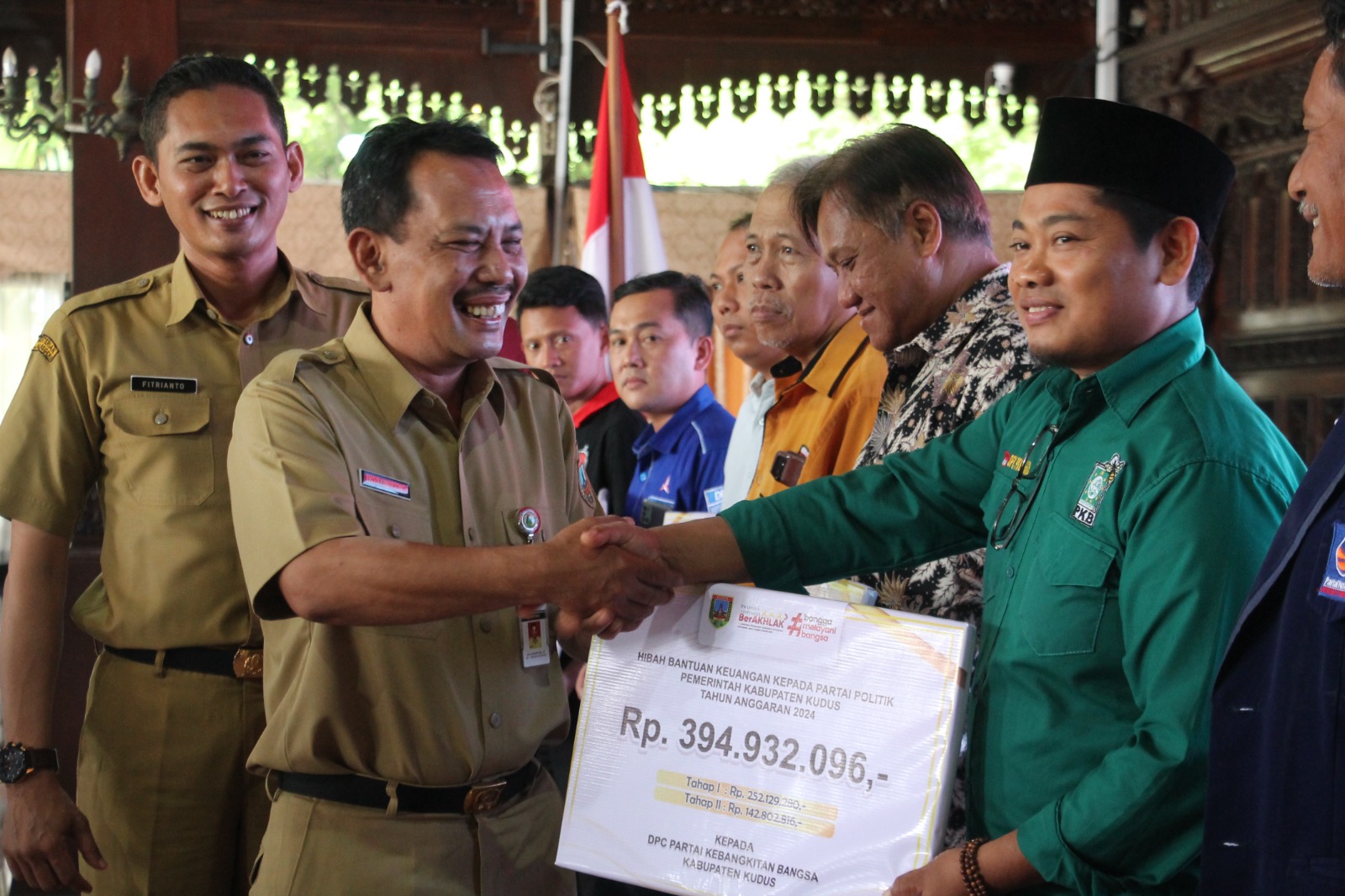 CAIR: Bantuan partai politik diserahkan pada masing-masing perwakilan di Pendapa Kabupaten Kudus kemarin.