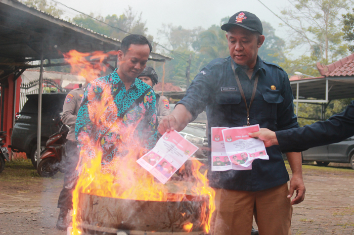 HANGUS: Petugas KPU Jepara memusnahkan ribuan surat suara lebih, Selasa (26/11).