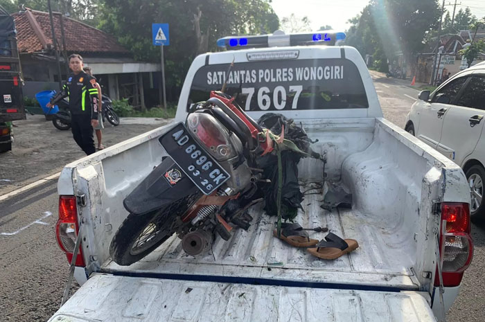 EVAKUASI: Kendaraan yang terlibat kecelakaan di wilayah Desa Bulusulur Kecamatan Wonogiri Kota Rabu (27/11).