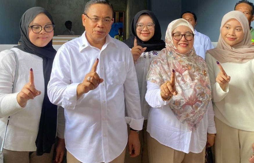 NYIBLOS: Cabup Pati Sudewo dan keluarga saat nyoblos di TPS