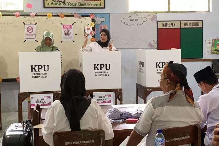 COBLOSAN: Cawabup Kudus nomor urut 01, Belinda Putri Birton, menggunakan hak pilihnya di TPS 7 Desa Peganjaran, Kecamatan Bae, Rabu (27/11).