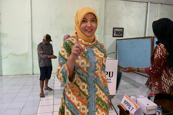 Calon Bupati (Cabup) Rembang nomor urut 01 Vivit Dinarini Atnasari usai menggunakan hak pilihnya di TPS 2 Desa Sidowayah, Rembang.