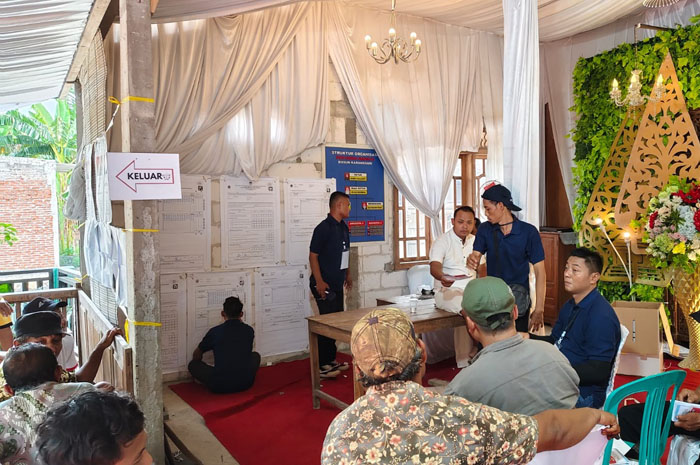 MENANG MUTLAK: Hasil suara Paslon 01 Hadi-Sugeng menang mutlak di TPS 002 yang menjadi tempat pencoblosan cabup Setyo Hadi dan keluarga di Desa Karangsari, Kecamatan Brati.&nbsp;