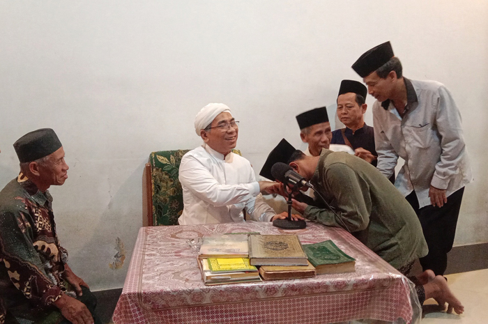 MENGAJAR: Ketua Umum PBNU KH Yahya Cholil Staquf selesai mengisi pengajian di Aula Ponpes Raudhatut Thalibin, Leteh, kemarin.