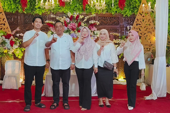 OPTIMISTIS: Setyo Hadi cabup Grobogan bersama anak dan istri menggunakan hak pilihnya di TPS 02 Desa Karangsari, Brati, Rabu (27/11).