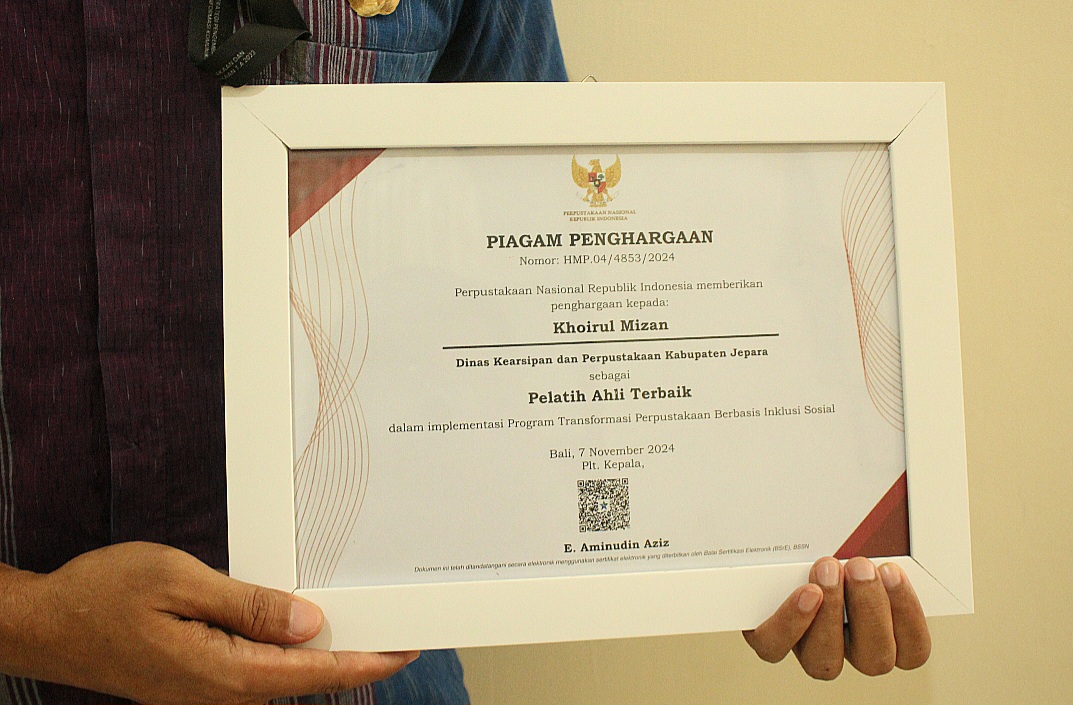 Piagam penghargaan yang diberikan kepada Khoirul Mizan
