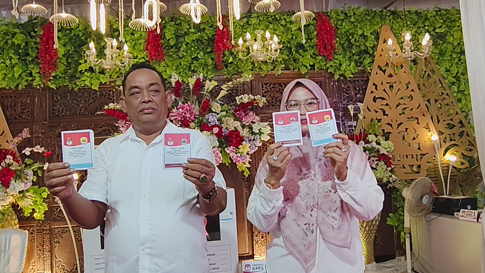JUARA &ndash; Cabup 01 Setyo Hadi bersama istrinya melakukan pencoblosan di TPS 002 di Desa Karangsari, Kecamatan Brati.