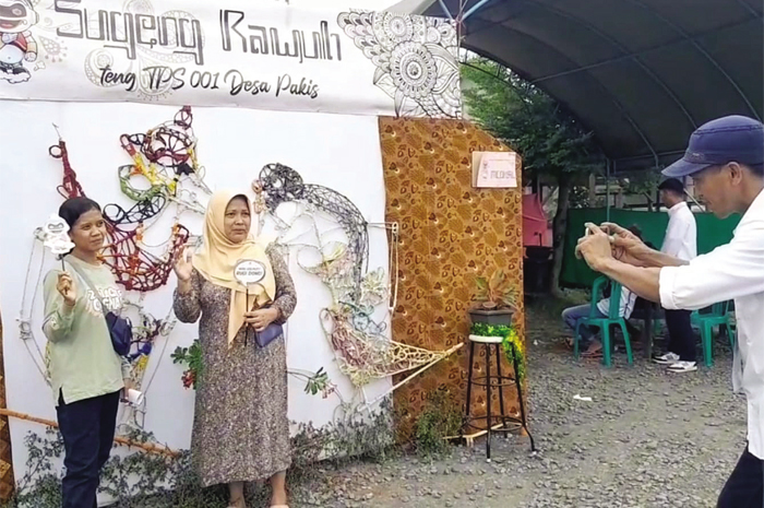 TARIK MINAT PEMILIH: TPS 01 Desa Pakis, Kecamatan Tayu, terlihat unik dengan dihias ornamen Jawa kemarin.