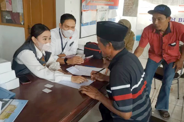 TEKEN PENCAIRAN: Warga terdampak embung kaliombo sulang menandatangani pencairan uang ganti rugi pengadaan tanah pembangunan embung Kaliombo beberapa waktu lalu.