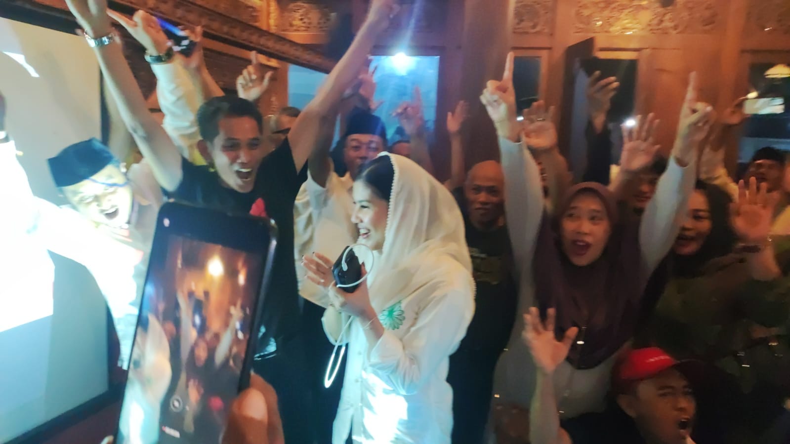 PERAYAAN: Seorang pendukung paslon 01, Samani-Bellinda menuntaskan nazarnya dengan jalan kaki menggendong baliho sejauh 10 kilo meter.