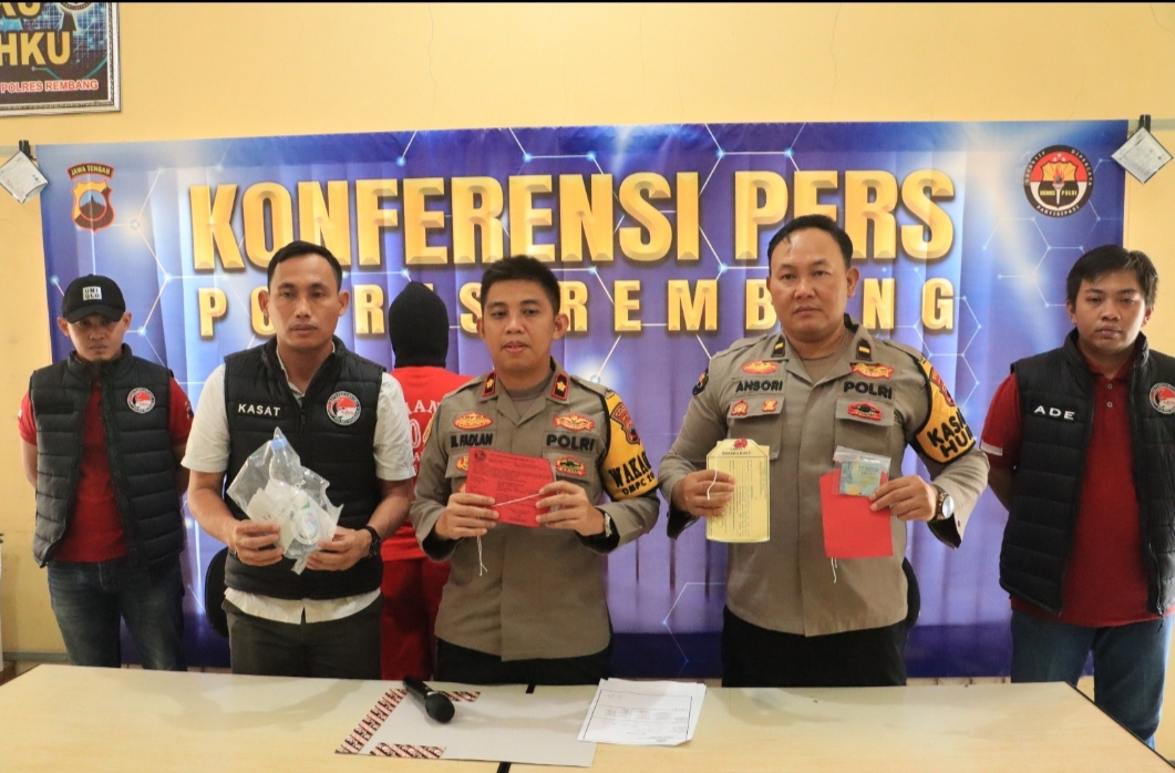 BARANG BUKTI: Wakapolres Rembang, Kompol M Fadhlan didampingi Kasat Narkoba Polres Rembang, Kasubsi PIDM Sihumas Polres Rembang saat konferensi pers di Mapolres Rembang pada Jumat (29/11).
