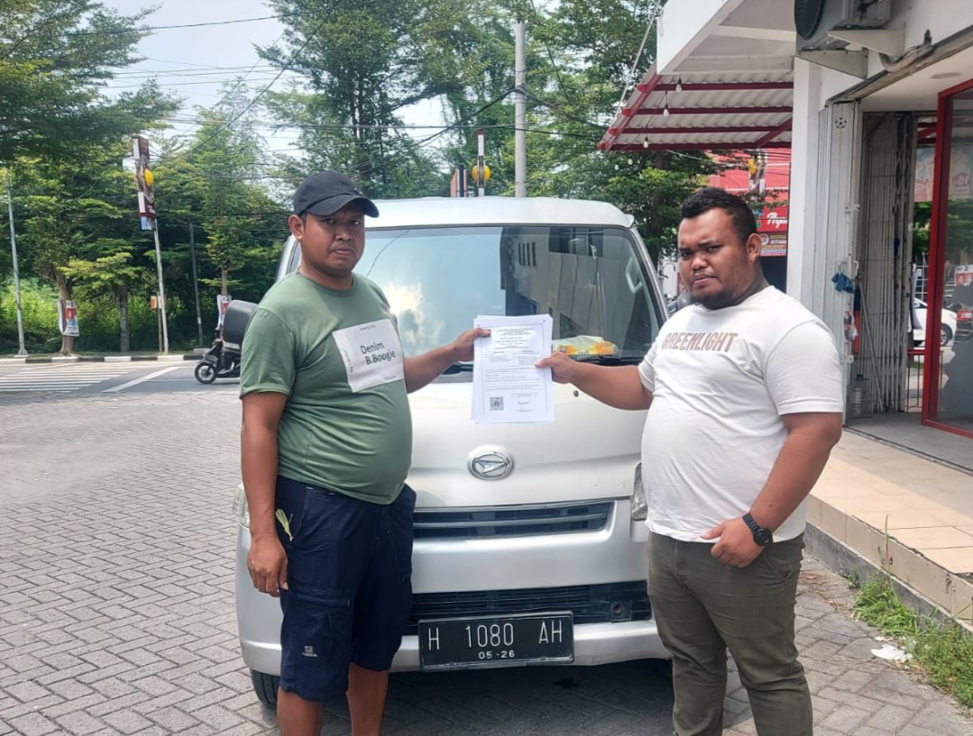 BERMASALAH: Sekdes Sogo (bertopi) saat menandatangani perjanjian penarikan mobil dari pihak leasing
