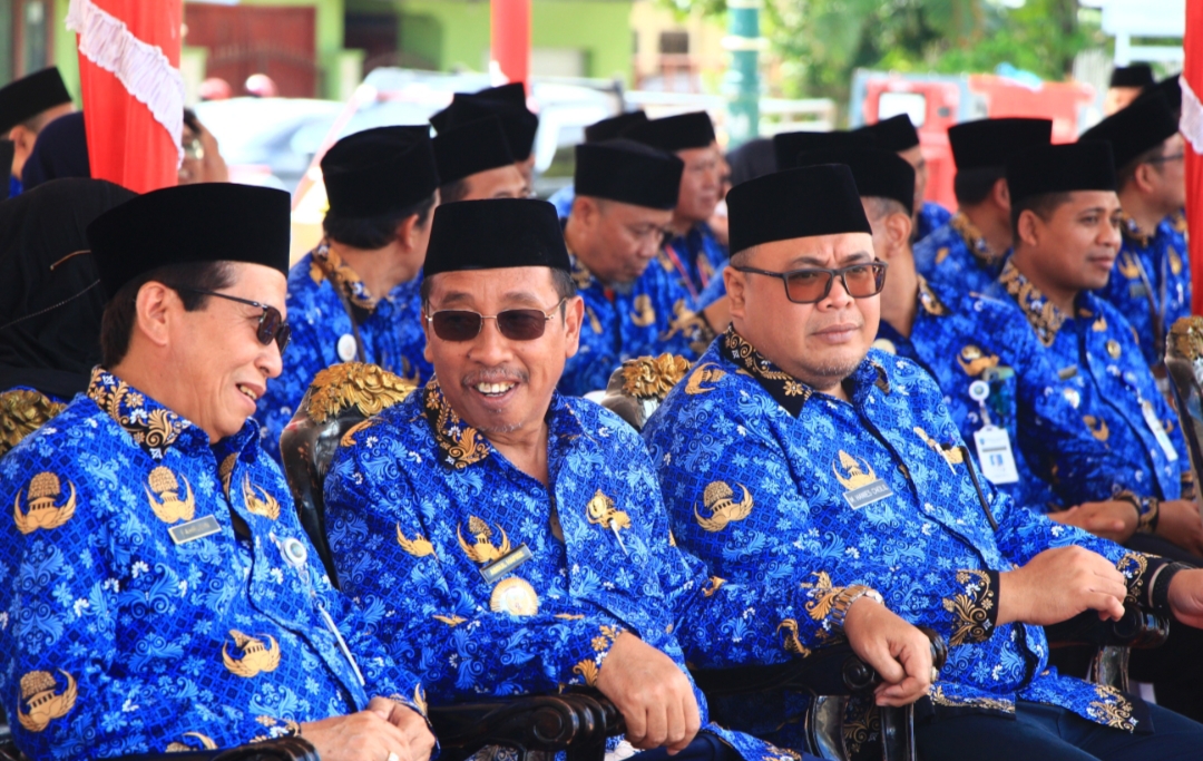 BINCANG: Bupati Rembang, Abdul Hafidz saat berbincang dengan ketua Korpri, Fahrudin pada Jumat (29/11).
