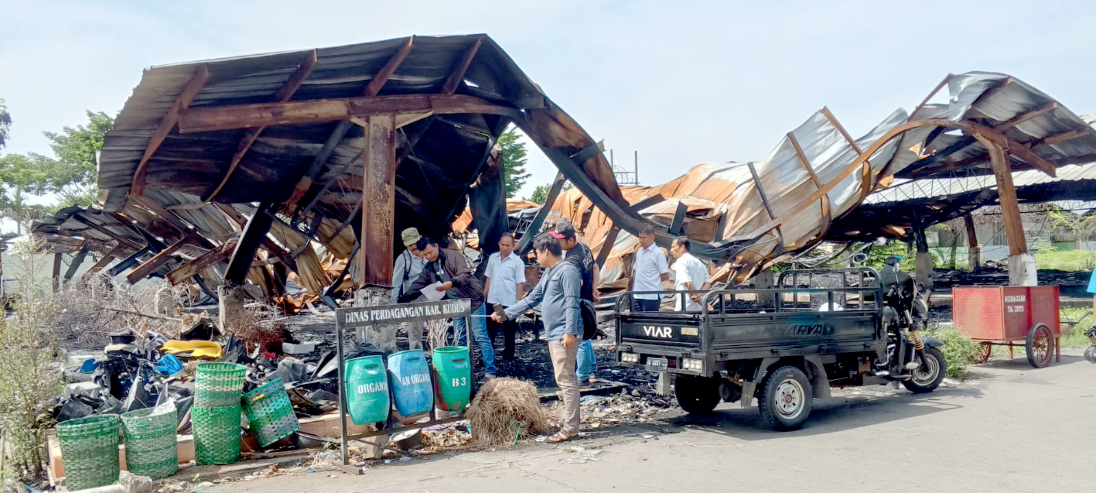 REVITALISASI: Dinas Perdagangan Kudus bersama pemborongnya melakukan pengukuran bangunan Pasar Babe pada Rabu (30/10).