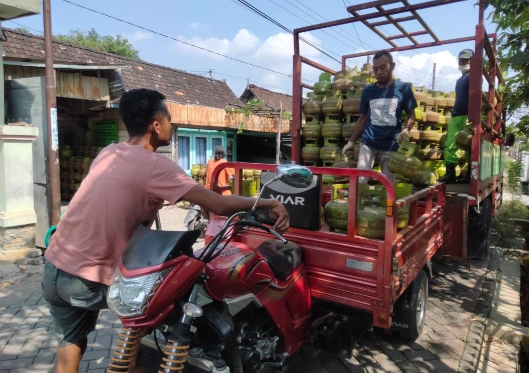 SALURKAN: Salah seorang karyawan agen gas LPG 3 kg saat mendistribukan gas baru-baru ini.