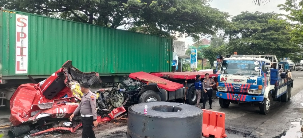 RINGSEK: Kecelakaan lalu lintas melibatkan truk pembuat plat baja 52 ton terjadi di Jalan Pantura Rembang tepatnya di Desa Tireman pada Senin (2/12) siang.