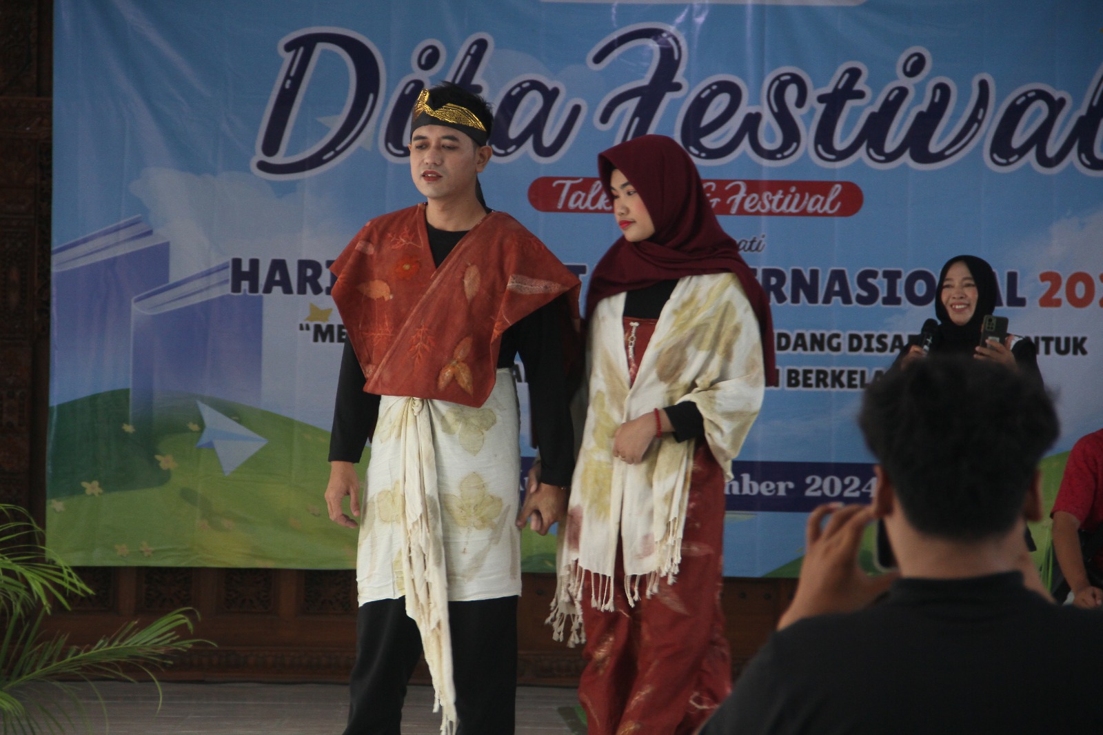 BERKARYA: Penyandang disabilitas unjuk gigi lewat fashion show dalam acara Difa Fest.  &nbsp;