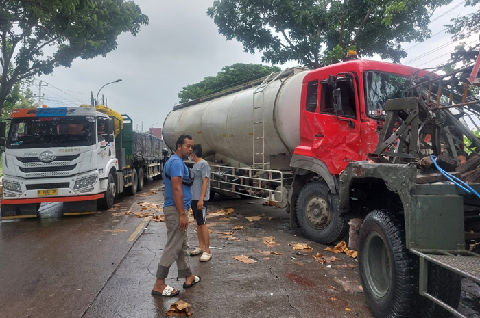 RINGSEK: Truk tangki dievakuasi truk derek di jalan Pati-Juwana turut Desa Purworejo, Pati, Senin (2/12).