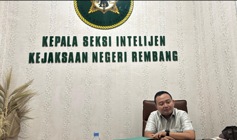 INFORMASI: Kepala Seksi Intelijen Kejari Rembang, Yusni Febriansyah Efendi saat memberikan informasi kepada wartawan terkait penyelewengan dana desa baru-baru ini.