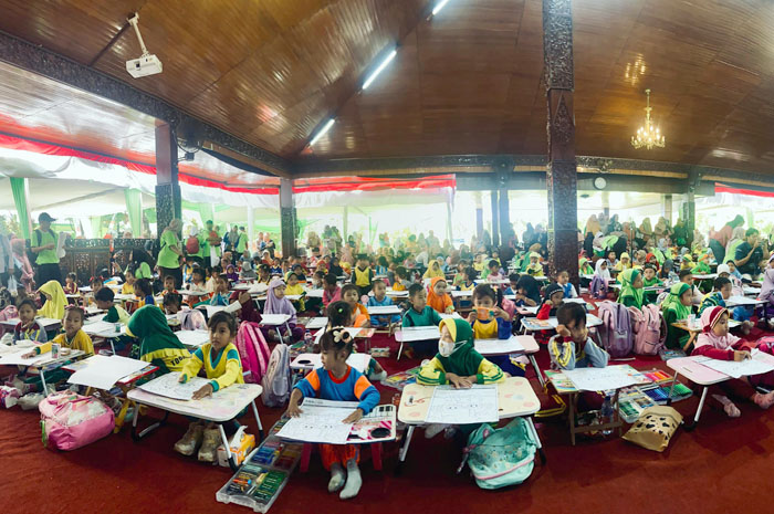 MERIAH: Sebanyak&nbsp;56 anak dari 16 kecamatan di Blora siap beradu skill di babak final lomba mewarnai di Pendapa Rumah Dinas Bupati Blora, Selasa (3/12)