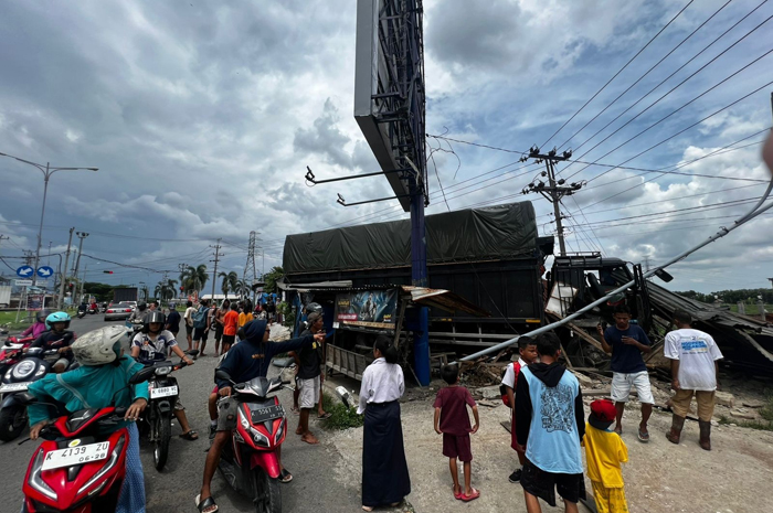 NYUNGSEP: Truk tronton menabrak warung di Desa Mustokoharjo, Pati pada Selasa (3/12) siang.